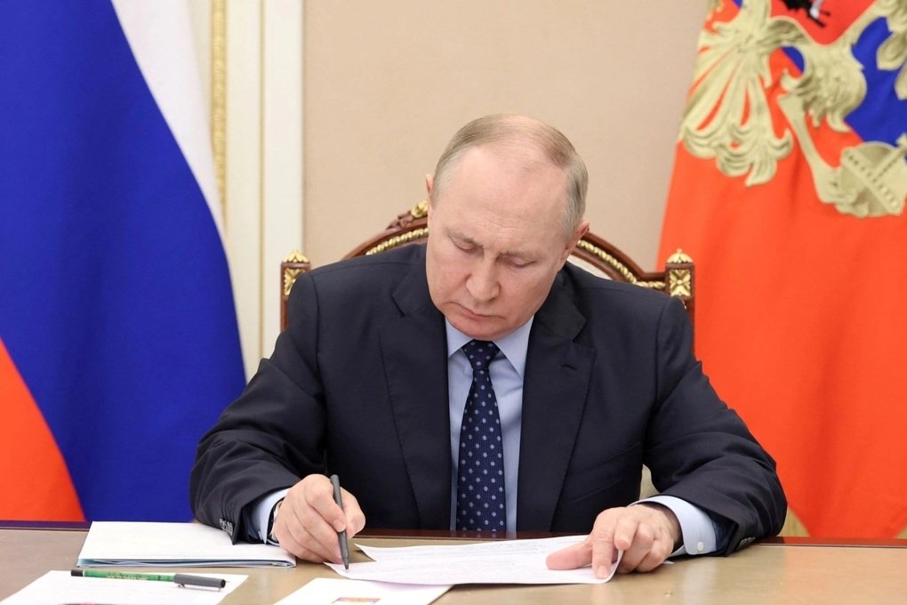 Mr. Putin signed a decree related to 4 regions annexed from Ukraine 0